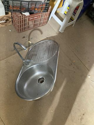 Fregadera con grifo