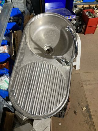 Fregadera con grifo