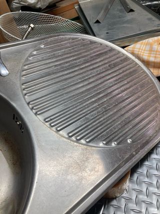 Fregadera con grifo