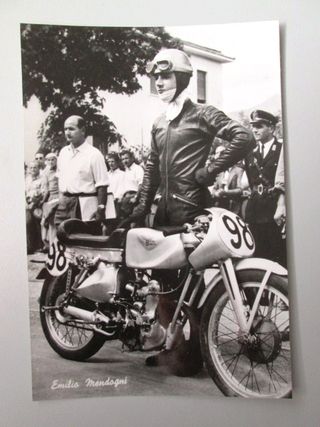 Foto in b/n del motociclista Emilio Mendogni