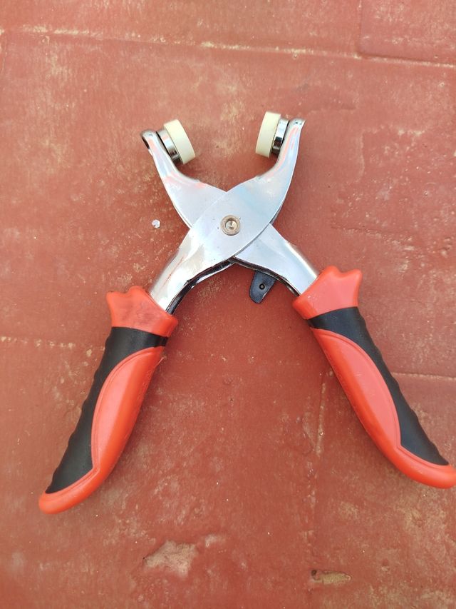 Alicates de crimpado y para perforar cuero