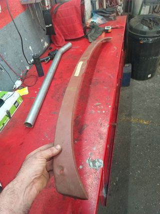 Plancha bajo parabrisas Seat 127