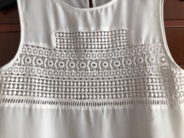 Blusa con elegante adorno.