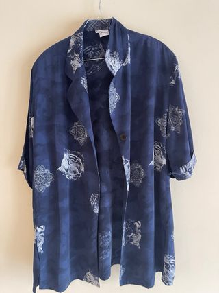 Blusa sobre camisa azul y blanca T-48 Demet