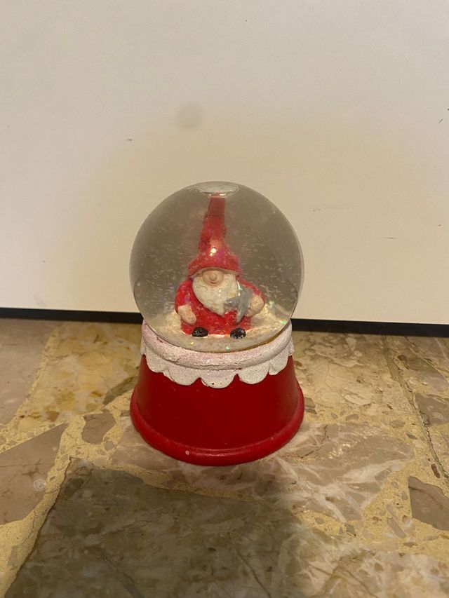 Palla di vetro con la neve