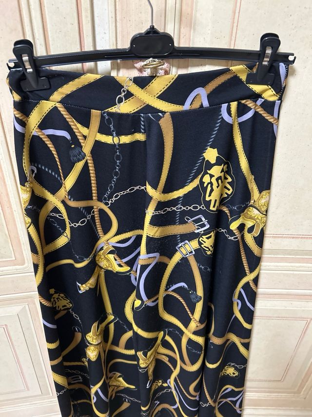pantalone ampio con fantasia nero e gialla