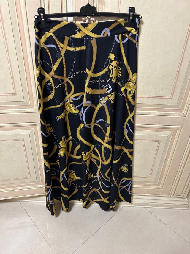 pantalone ampio con fantasia nero e gialla