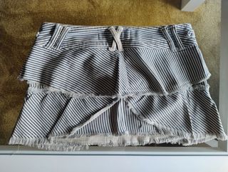 Falda corta volantes con rayas Bershka 