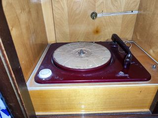 Mobile antico con giradischi