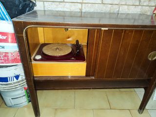 Mobile antico con giradischi