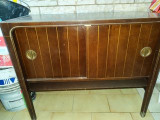 Mobile antico con giradischi