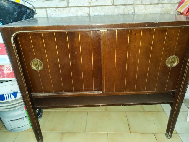 Mobile antico con giradischi