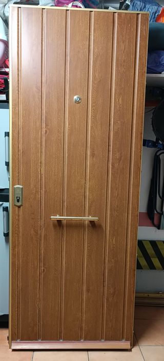 SE VENDE PUERTA DE ENTRADA EXTERIOR