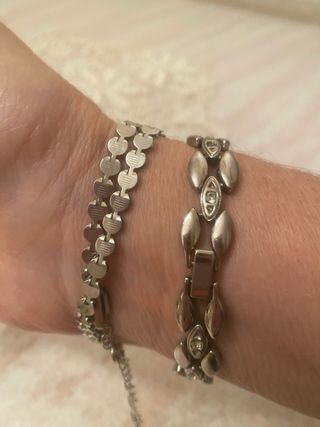 Due bracciali in acciaio