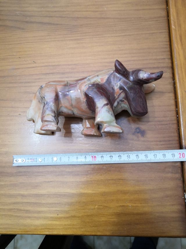 Toro in minerale onice