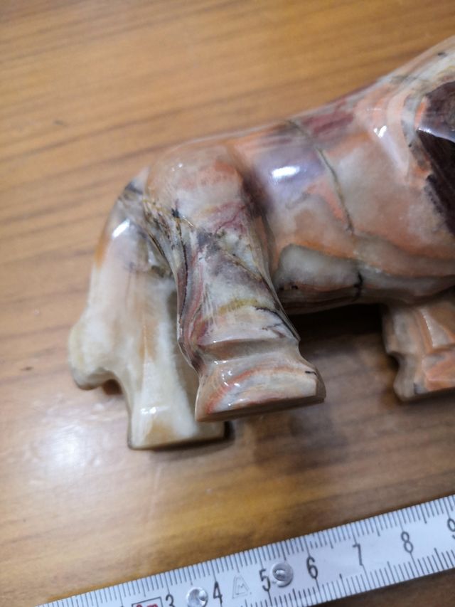 Toro in minerale onice