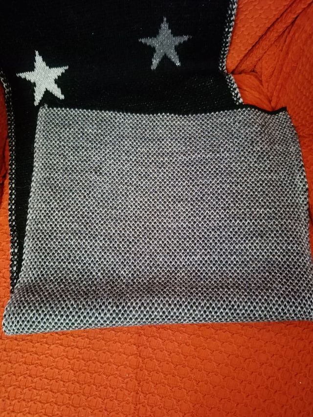 Sciarpa nera con stelle marca "Les Codes Roses"