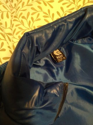 Chaleco azul.