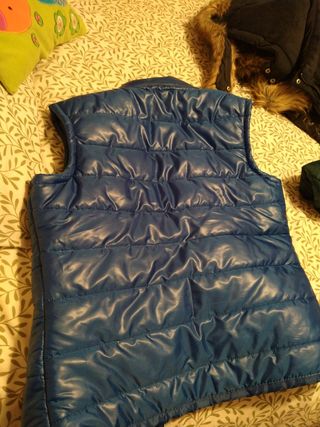 Chaleco azul.
