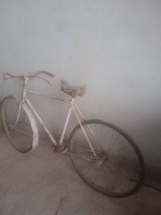 Bicicleta de varilla muy antigua 