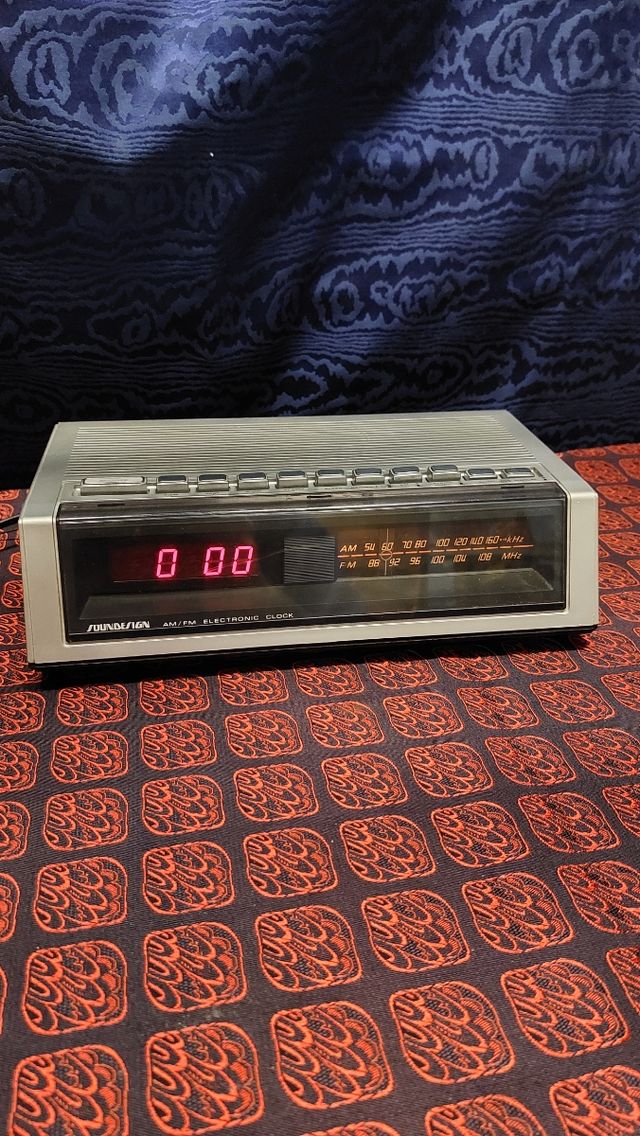 Radiosveglia vintage Soundesign 3643B anni 80