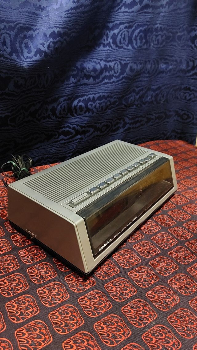 Radiosveglia vintage Soundesign 3643B anni 80