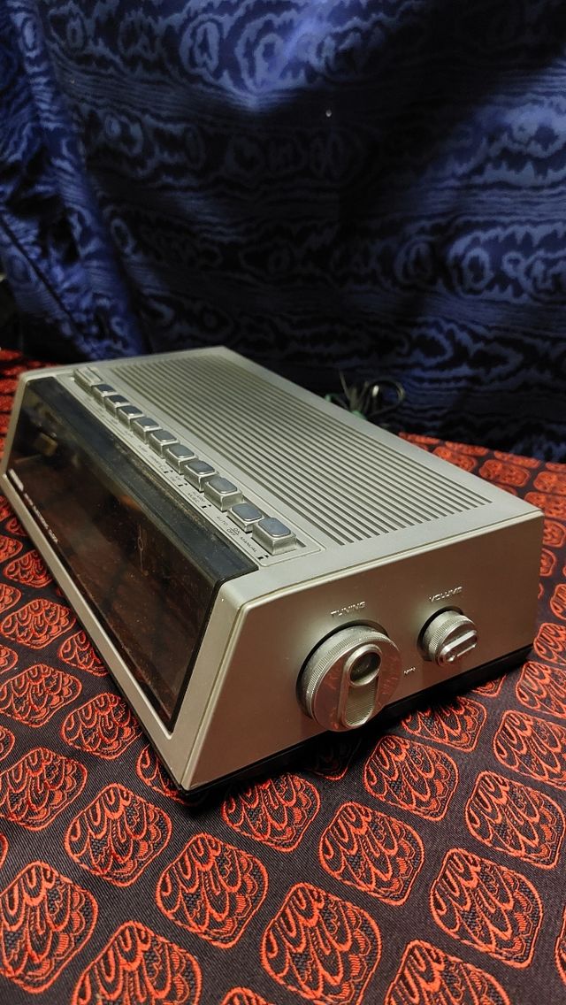 Radiosveglia vintage Soundesign 3643B anni 80