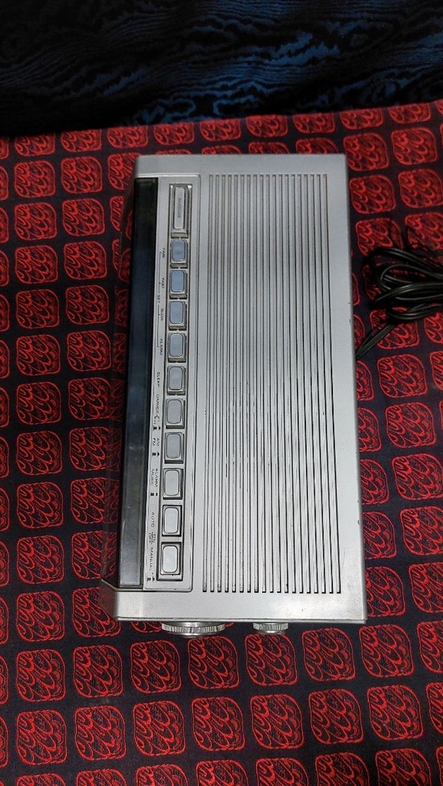 Radiosveglia vintage Soundesign 3643B anni 80