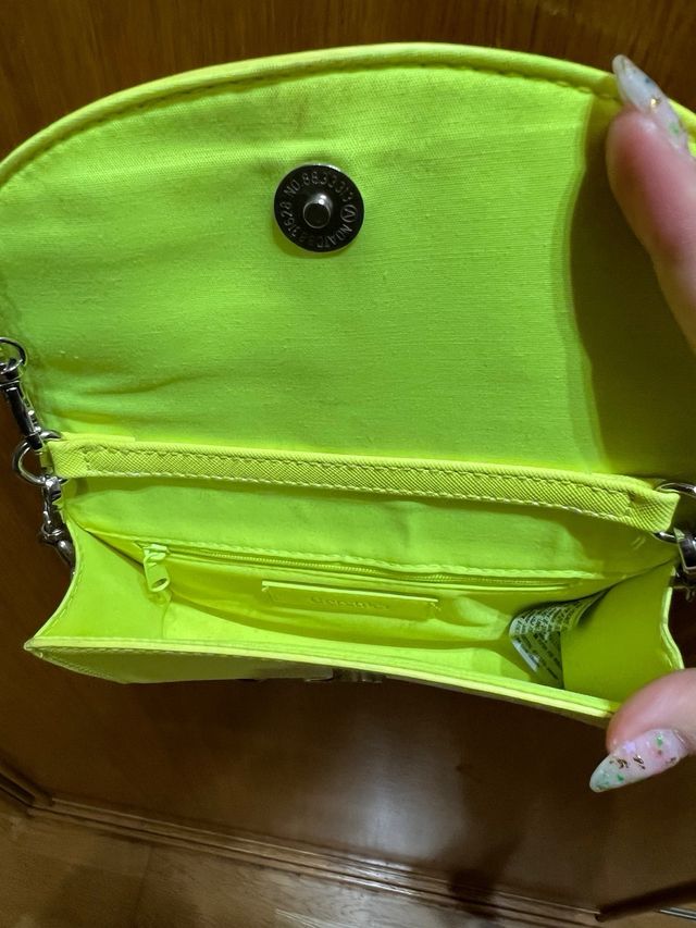 Bolso Amarillo Fluor Bershka