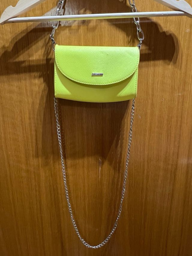 Bolso Amarillo Fluor Bershka