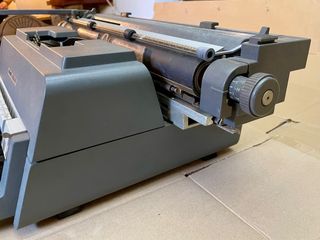 Máquina de escribir vintage Olivetti Linea 98
