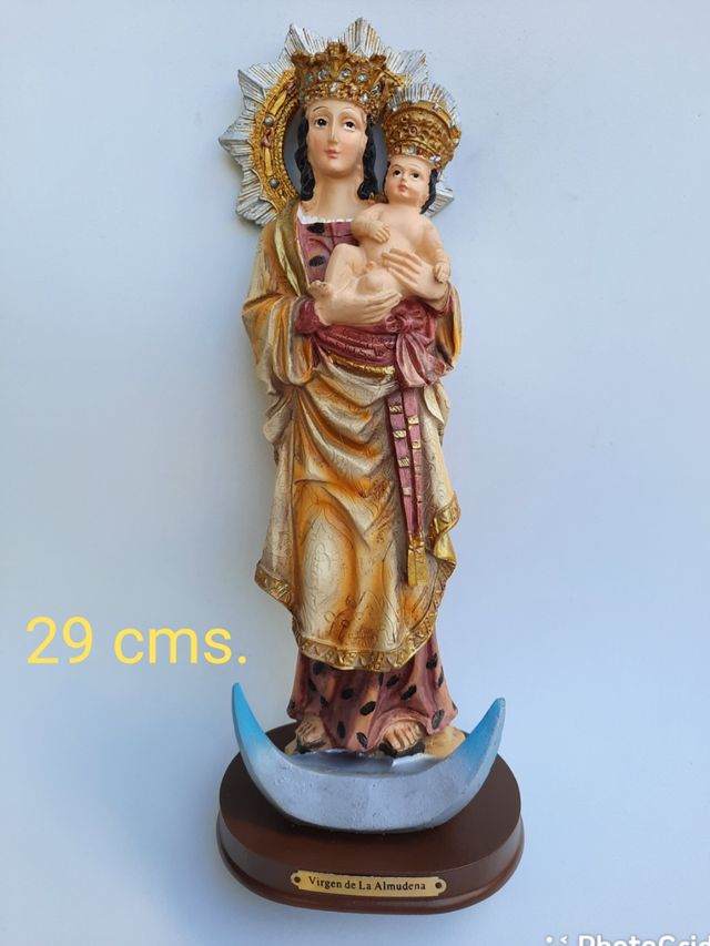 Virgen de la Almudena de 29 cms.
