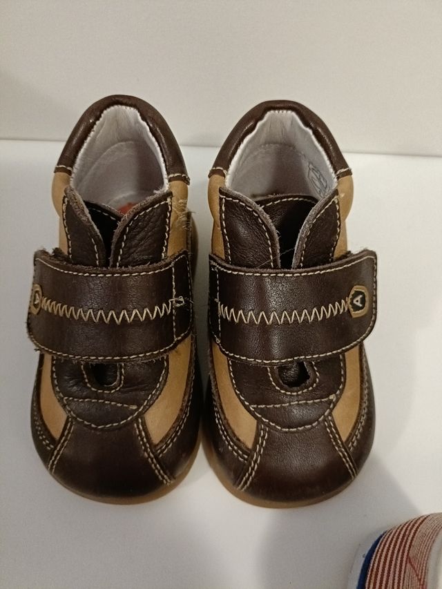 Set di scarpe per bambini 17-18 anni.