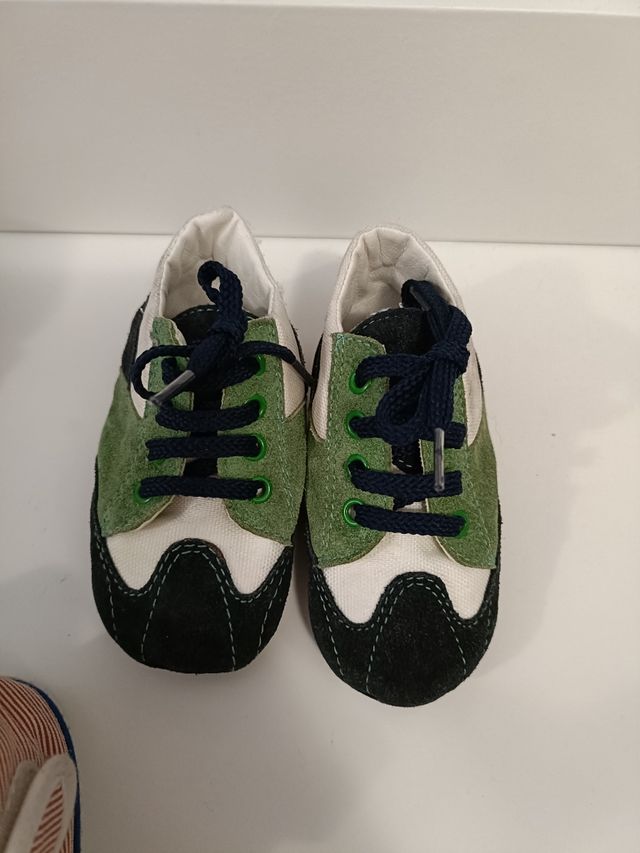 Set di scarpe per bambini 17-18 anni.