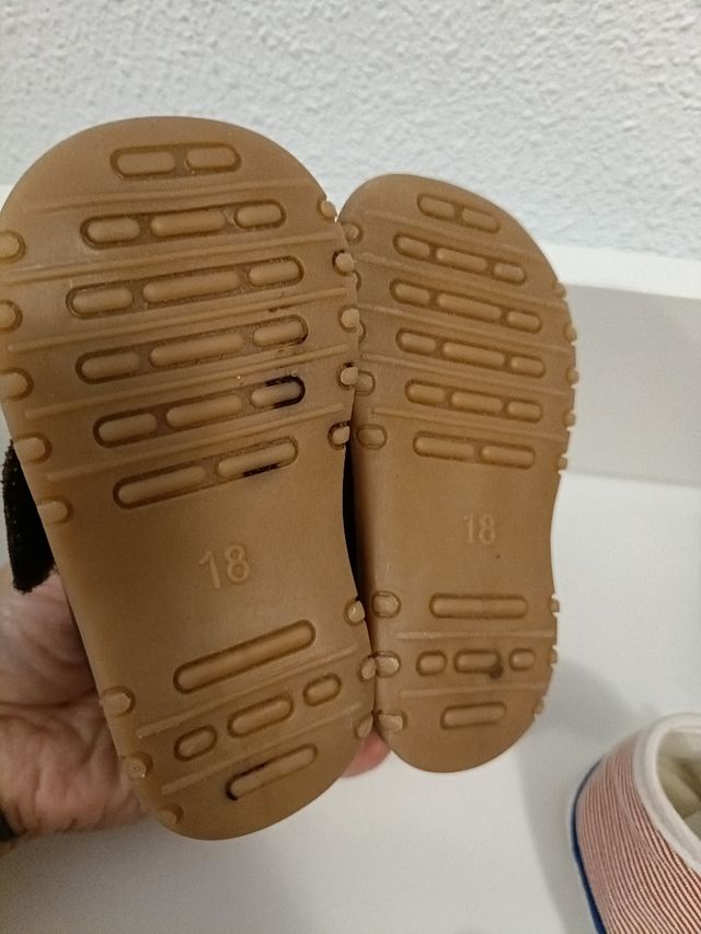 Set di scarpe per bambini 17-18 anni.