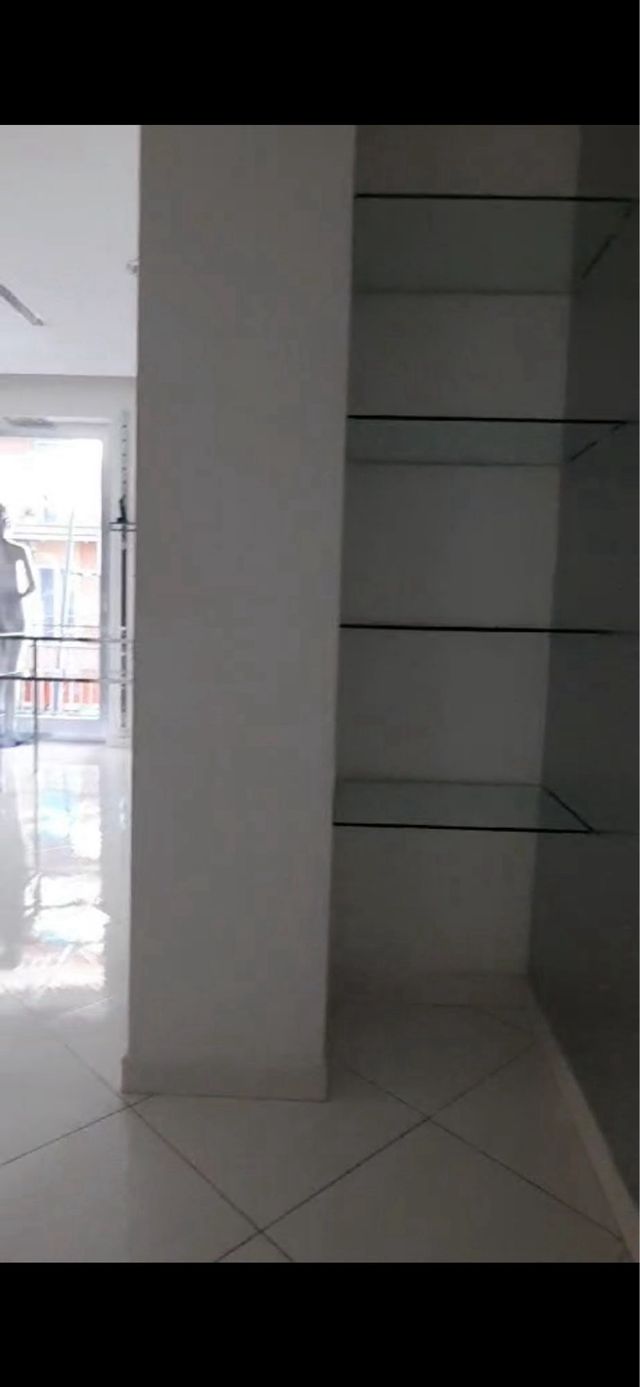 Manichini e tavolini in vetro