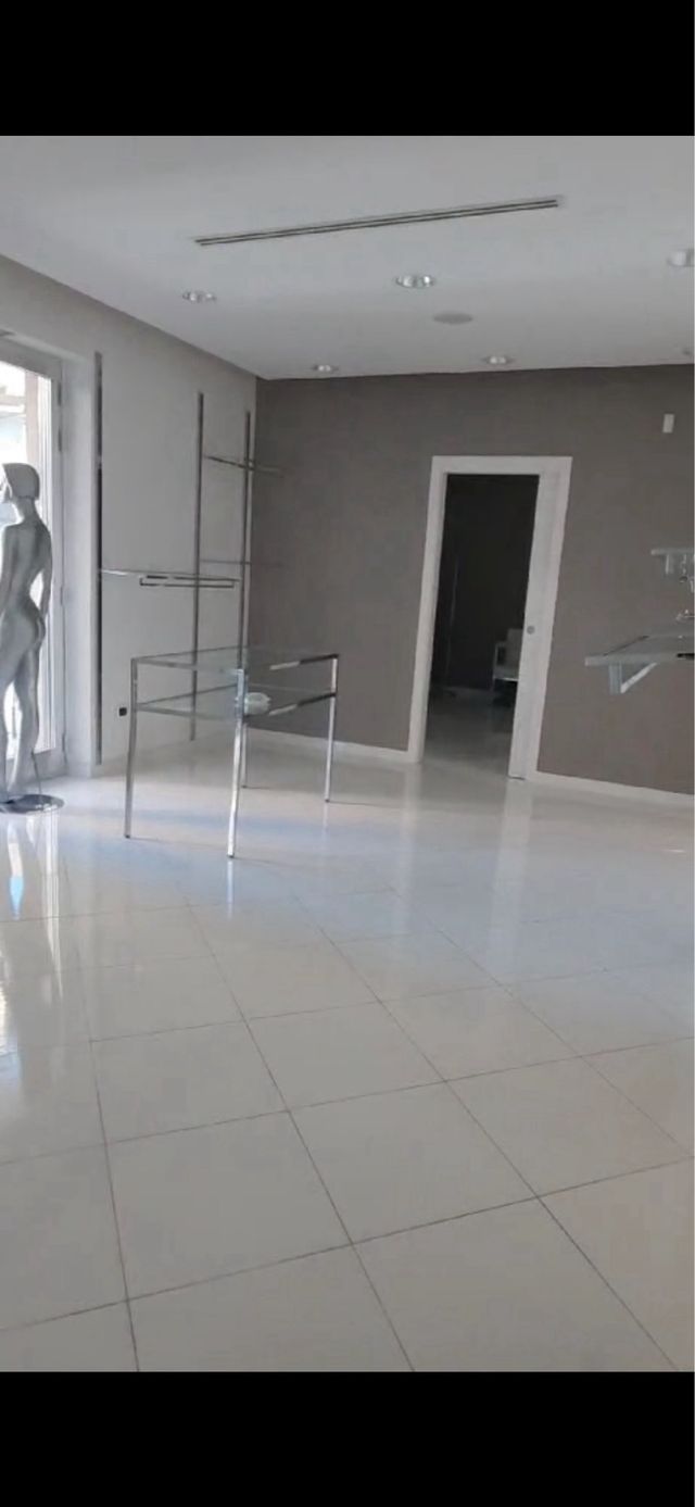 Manichini e tavolini in vetro