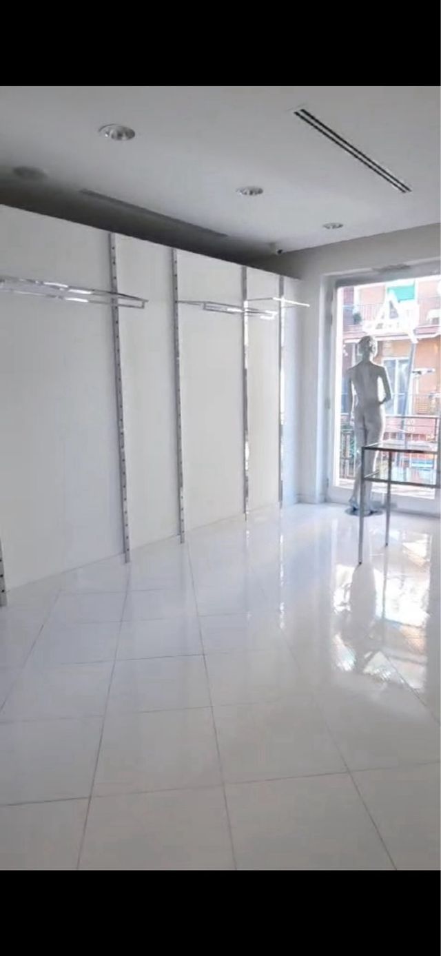 Manichini e tavolini in vetro