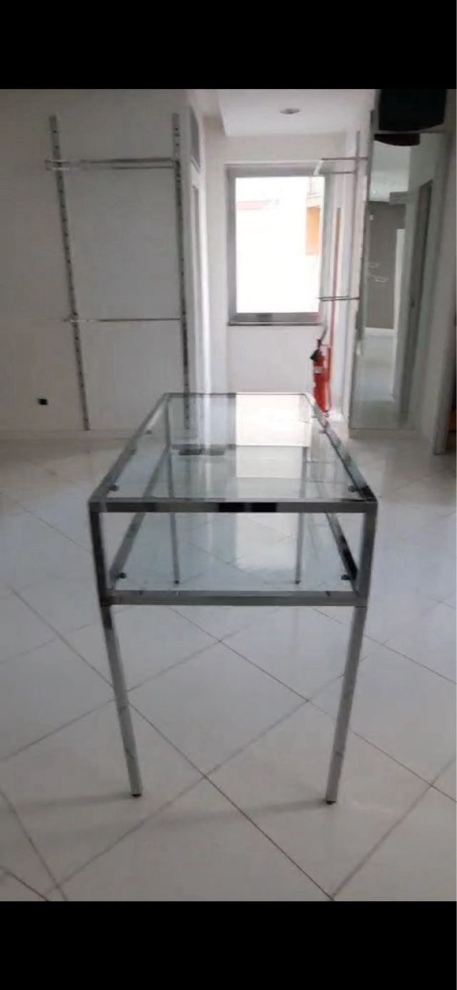 Manichini e tavolini in vetro