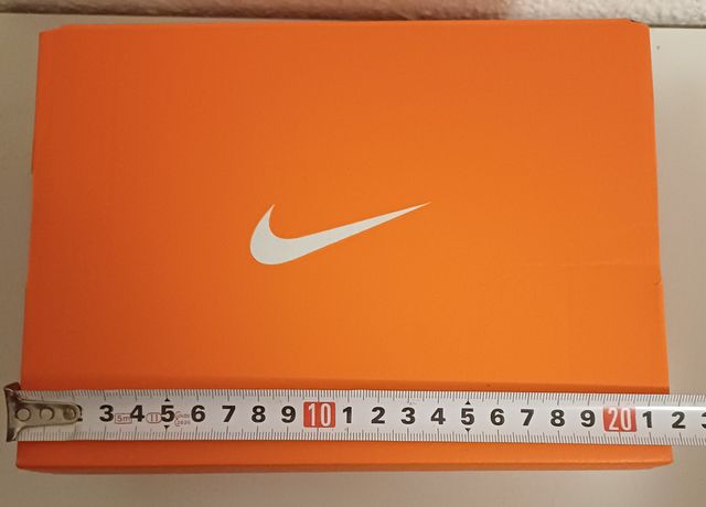 Caja NIKE talla 25