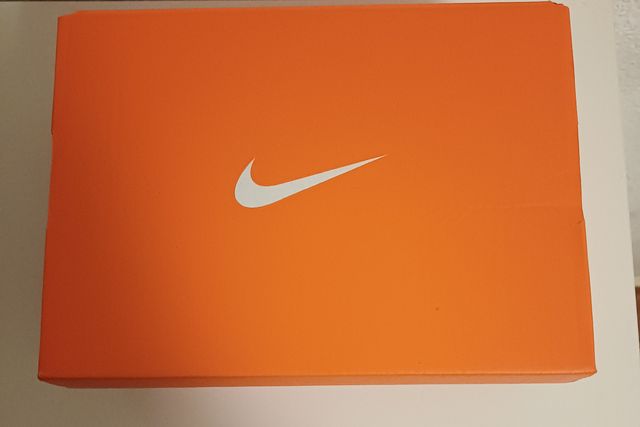 Caja NIKE talla 25