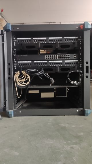 Rack con switch de 24 puertos y 2 hub