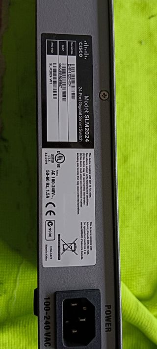 Rack con switch de 24 puertos y 2 hub