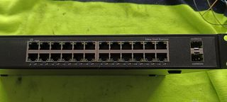 Rack con switch de 24 puertos y 2 hub