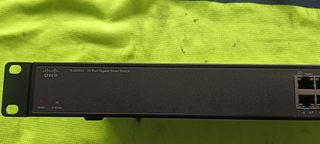 Rack con switch de 24 puertos y 2 hub