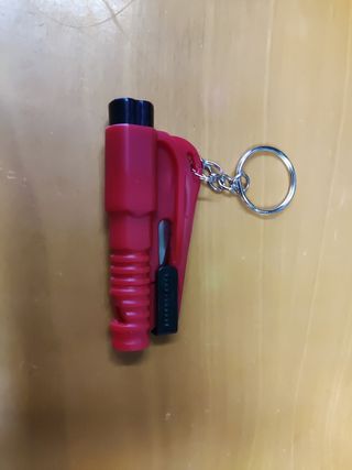 Rompe cristal coche y corta cinturón. Rescate