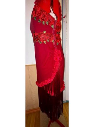 Vestido granate flores y flecos