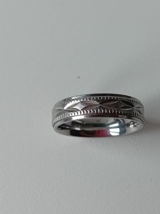 Anillo de acero en plateado, alianza