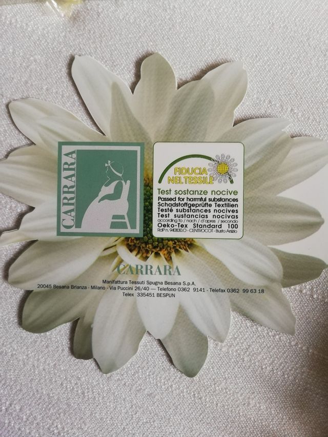 Asciugamani con cifra R rosa