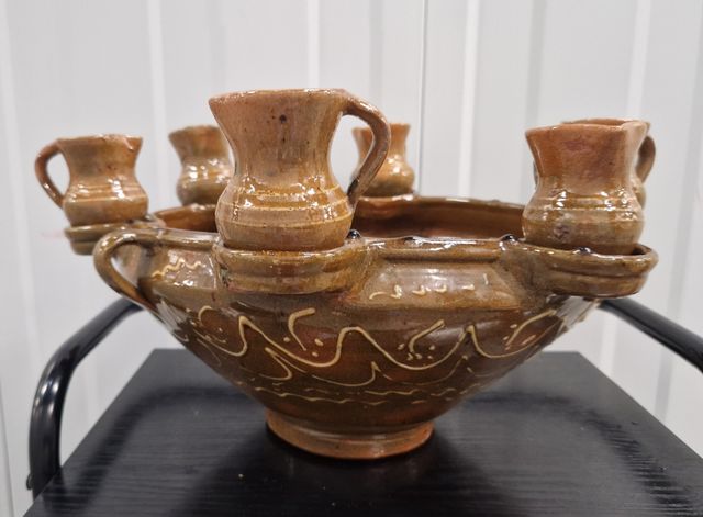 Cuervera antigua de barro con jarritas